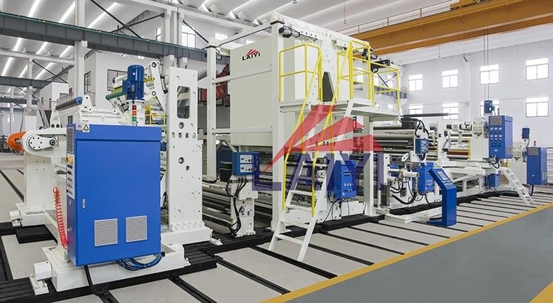 Machine de laminage automatique à film à haute charge Anti-vibration 380V pour tissu non tissé en blanc et bleu