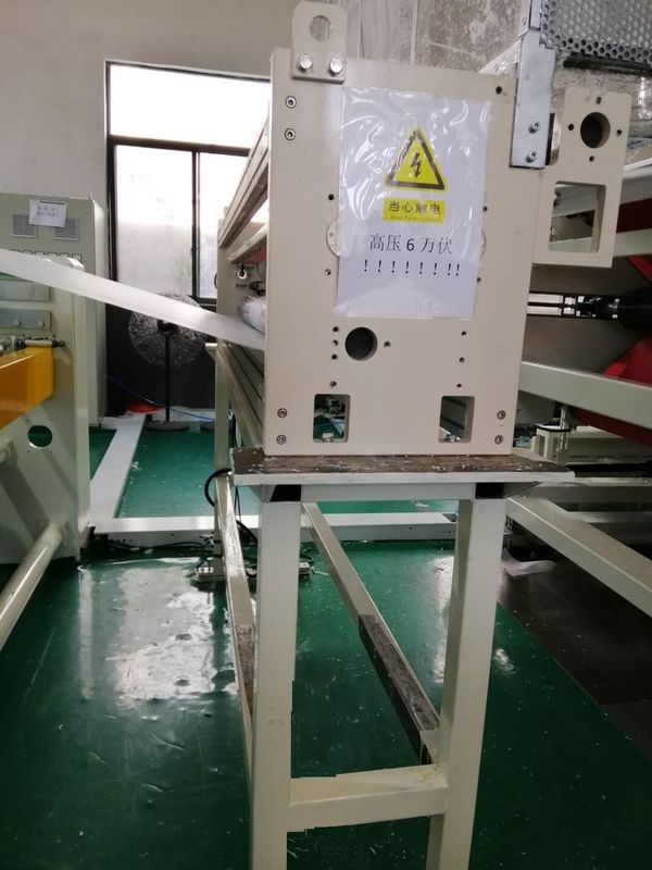 Machine de tissu soufflée par fonte de vitesse rapide, non tissé faisant à machine blanc et bleu à faible bruit avec le trou de 2400 filières